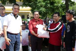Berbagi Bahagia, Pj Gubernur Al Muktabar Serahkan 1.192 Paket Sembako Untuk Pramubakti Pemprov Banten