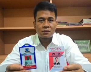  Iptu Agung S Aji, saat menunjukan id card milik oknum wartawan dan oknum asosiasi tenaga kerja.