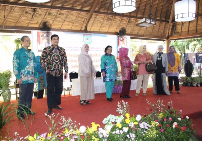 pameran sekaligus fashion show batik Tangsel