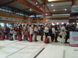 Bandara- sebanyak 86 TKI tiba di bandara karena di pulangkan dari Suriah.Rabu (13/11)DT