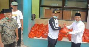 Wakil Ketua DPRD Tangsel, Mustopa saat memberikan bantuan sembako kepada warga.