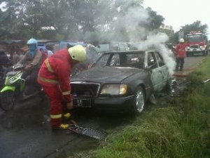 Pdk Cabe- Mobil Mercy yang terbakar di Jalan Cabe Raya.Rabu (06/11)dt
