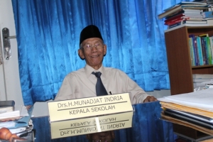 Kepala Sekolah Pelita Bangsa Pamulang Drs. H. Munadjat Indria