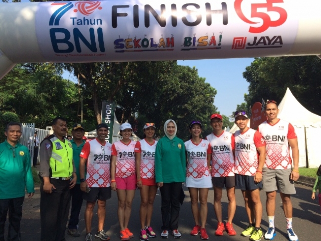 Anggota 7 Runners Poto bersama senayan Airin Rachmi Diany di lokasi car free day Bintaro