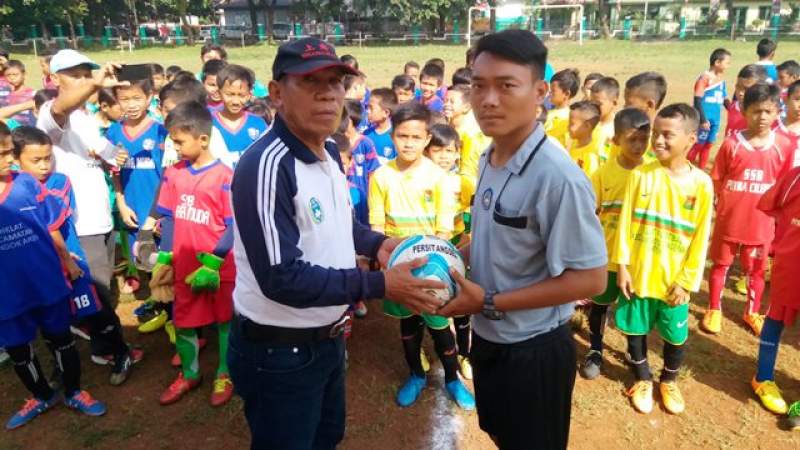  Wakil Ketua Asosiasi PSSI Kota Tangsel, Solihin menyerahkan bola kepada wasit yang akan memimpin pertandingan turnamen sepakbola usia 10 tahun di lapangan sepakbola Pondok Aren.