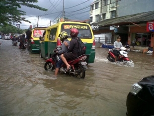 Tangerng- Tampak jalan depan Perumahaan Ciledug Indah digenangi banjir, (DT)