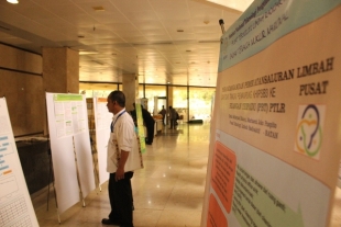 Salahseorang peserta melihat banner tentang   aturan dan bahaya limbah pada seminar Teknologi   Pengelolaan Limbah di gedung Dewan Riset   Nasional (DRN), Puspiptek, Setu, Kota Tangsel.