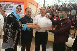 Salurkan Bantuan Sosial, Pj Gubernur Banten Al Muktabar : Bentuk Kebersamaan Pemerintah Dengan Masyarakat
