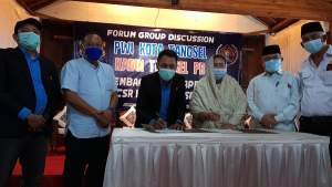 Ketua PWI Tangsel Ahmad Eko Nursanto dan Ketua Kadin PB Tangsel Mizz Farhadiba tandatangani MoU kesepakatan bersama