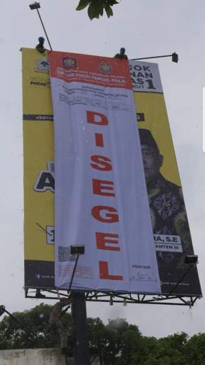 APK Caleg di tiang reklame tak berizin di segel Pol PP Tangsel.