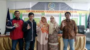 Ketua Fraksi PKS, Siti Chadijah dan anggota Fraksi PKS Andi Cut Muthia saat diskusi dengan mahasiswa