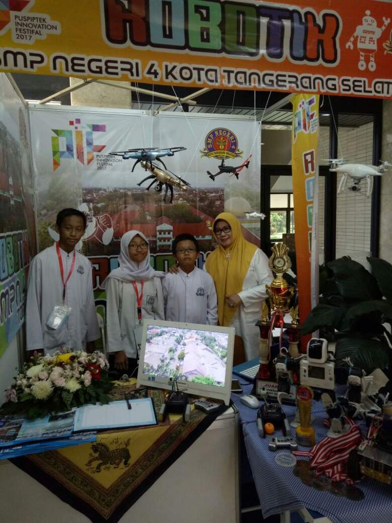 Tim robotik SMPN 4 Kota Tangsel.
