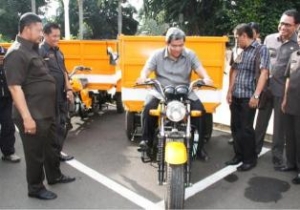 Bogor- Gubernur Jawa Barat, Ahmad Heryawan, saat mencaba motor sampah.Rabu(13/11)