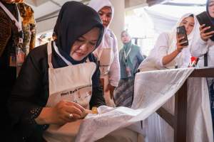 Hari Batik Nasional, Tine Al Muktabar Dorong Generasi Muda Bangga Gunakan Batik