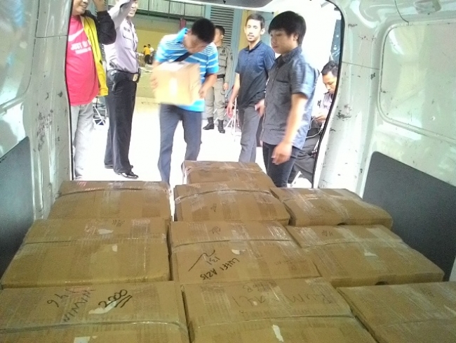  petugas KPU Tangsel tengah memasukan boks berisi surat suara untuk di distribusikan ke PPK kecamatan