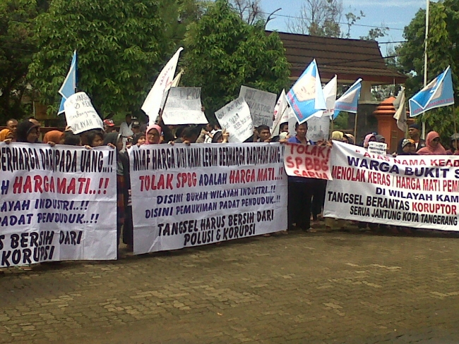 Warga Serua sedang melakukan unjuk rasa terkait pembangunan SPBBG