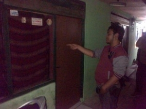 Curug- Polisi menunjukan rumah kontrakan yang diduga teroris,Rabu (27/11)dt