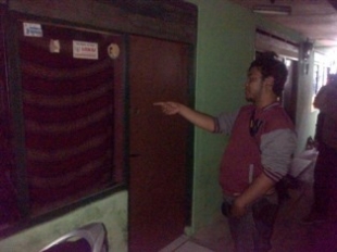 Curug- Polisi menunjukan rumah kontrakan yang diduga teroris,Rabu (27/11)dt