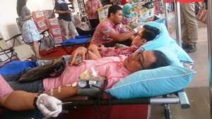 Donor darah pada opening Living Plaza, Ciputat, Kota Tangsel.