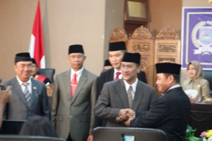 Syihabuddin saat menyerahkan palu wakil ketua DPRD Tangsek Kepada Pimpinan DPRD yang bary H Romlie