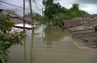 Banjir Masih Menyelimuti Warga Tangerang Barat