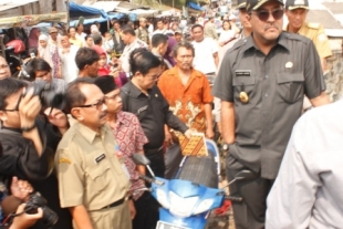 Wakil Gubernur Banten Rano Karno saat mengunjungi perumahan kumuh di Kampung Pekapuran Kecamatan Kasemen Kota Serang