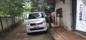 Sahroni dibawa ambulans untuk perawatan lanjutan di RSU Tangsel lantaran terjangkit Pemfigus Bulosa.