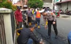 Satlantas Polrestabes Palembang Gandeng PUPR Bersihkan Drainase