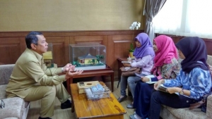 Benyamin Davnie saat diskusi dengan Mahasiswi UIN Syarif Hidayatullah.