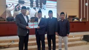 Walikota Benyamin Davnie serahkan draft Raperda LKPj kepada Ketua DPRD Tangsel