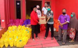 Anggota Fraksi PDIP DPRD Tangsel saat bagi-bagikan paket sembako ke masyarakat.