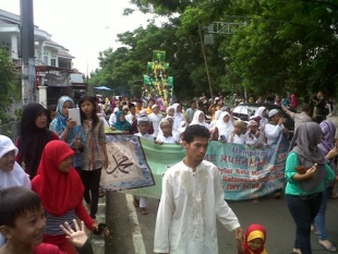 Tangerang- Meriahnya peringatan maulid Nabi Muhammad SAW, di Kampung Kalipasir, Kota Tangerang,Selasa (14/1) DT