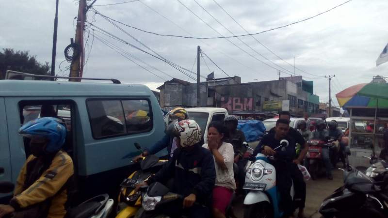 Kemacetan di sepanjang jalan Pasar Serpong.
