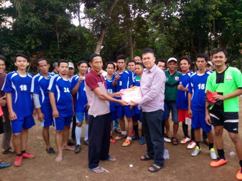 Junaidi dan panitia turnamen sepakbola Kembang Lombang Cup V saat serahkan piala kepada tim juara.