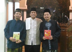 Dr H. Hasan Basri Tanjung didampingi Ketua BTM Masjid Nurul Ikhwan Dr. H. Akhmad Zubaidi, MA dan Ketua Dewan Syuro ustadz Ahmad Zawawi, S.Ag