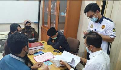 DJBC Kanwil Banten Serahkan Pelaku Penjual Rokok Ilegal ke Kejari Tangerang