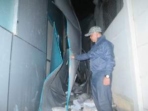 Plt Kepala DPK Tangsel, Taryono saat mengecek jatuhnya ACP di SDN 02 Pakualam, Selasa (28/3)malam. 