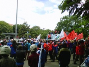 Tangerang- Ribuan Buruh demo di Pusat Pemerintaha Kota Tangerang, Rabu (20/11)DT