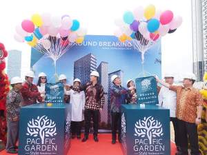 Pimpinan PT Indopasifik Indahtama melepaskan balon menandakan mulainya pembangunan apartemen Pasific Garden Style.