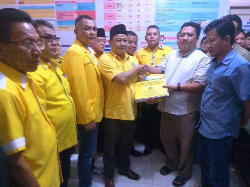  Sekjen DPD Partai Golkar Tangsel, Abdul Rasyid saat menyerahkan dokumen persyaratan Pemilu 2019 kepada Ketua KPU Tangsel, M Subhan.
