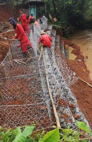 Darurat, Dinas PU Tangsel Tangani Longsor Sungai Angke