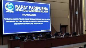 Rapat Paripurna pandangan fraksi-fraksi di DPRD Tangsel terkait LKPj APBD 2021.