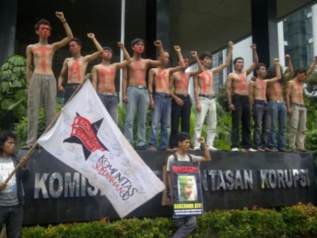 Mahasiswa yang tergabung dalam Komunitas Soedirman 30 saat menggelar aksi di depan Kantor KPK (25/6).