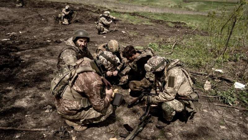 Tentara Ukraina mengisi ulang senjata selama latihan militer di kamp pelatihan di tengah perang Rusia-Ukraina di Donetsk, Ukraina pada 11 Mei 2023. Bentrokan paling intens di negara itu berlanjut di Donetsk. (Anadolu Agency via Getty Images/Anadolu Agency)