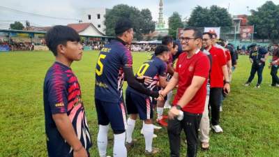 Wakil Walikota Tangssl, Pilar Saga Ichsan saat membuka turnamen sepkbola Pakujaya Cup 7, Minggu 22 Mai lalu. Dia berpotensi menjadi Ketua Asprov PSSI Banten secara aklamasi. (Foto dok. db/dt)