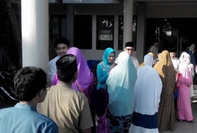 Airin (Berpakaian Biru) sedang bersalam-salaman dengan masyarakat Kota Tangsel