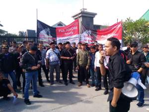 Diduga Pengembang Serobot Tanah, Warga Demo Kantor ATR/BPN Tangsel