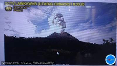 Gunung Sinabung Erupsi Semburkan Awan Panas1000 Meter dari Puncak