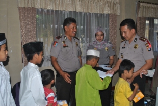 Kapolres Pandeglang Kombes AKBP Anwar Sunarjo, saat memberikan santunan di acara Binrohtal, Kamis (8/5)