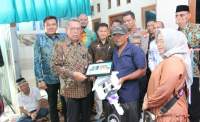 Walikota Benyamin Davnie dan Kepala Disperkimta Tangsel, Aries Kurniawan, serahkan kunci rumah kepada warga penerima program RUTLH 2023 di Kecamatan Ciputat.
